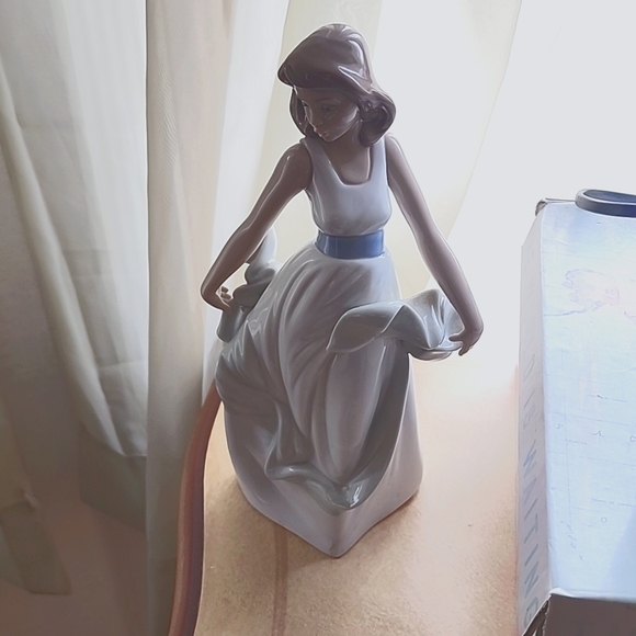 Nao Statue - Picture 1 of 4
